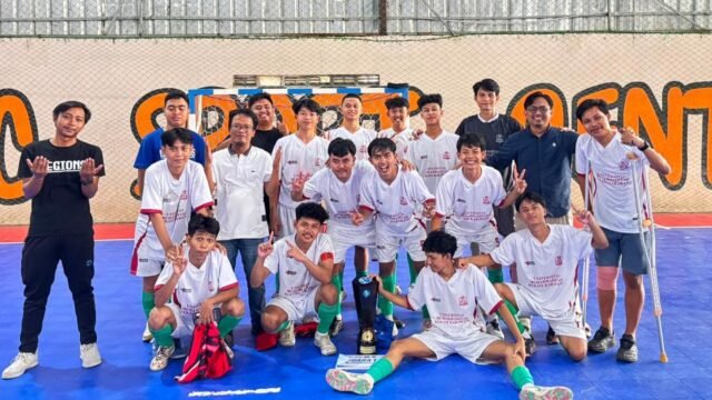 Skuad Futsal UMBK foto bersama usai menjuarai turnamen futsal Lifuma Karawang setelah menaklukan Unsika 6 - 0. (Damara Ichsan/Mediaseruni)