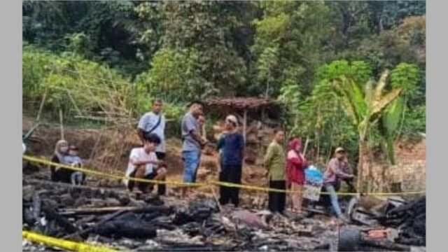 Rumah Eni, korban tewas di dalam rumahnya yang terbakar tampak tinggal puing-puing. (Ist)