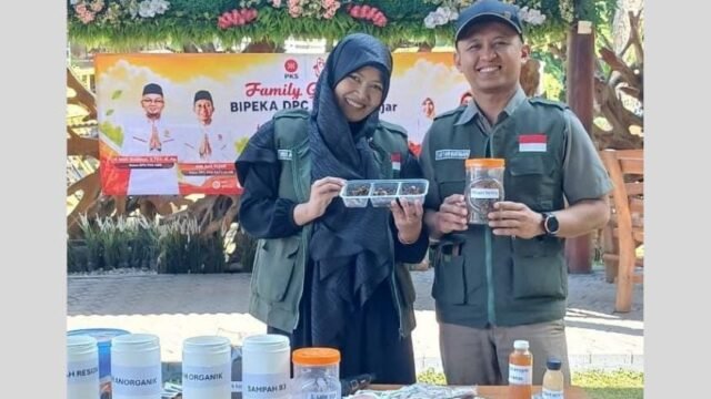 Bank Sampah Pangauban Berkah Berseri dan BIPEKA DPC PKS Batujajar Ajak Keluarga Pilah Sampah Dari Rumah