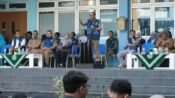 Sekda Ade Suryaman sesaat melepas 720 mahasiswa KKN Universitas Muhammadiyah Sukabumi. (Nyimas Irma/Mediaseruni)