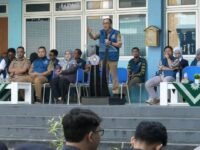 Sekda Ade Suryaman sesaat melepas 720 mahasiswa KKN Universitas Muhammadiyah Sukabumi. (Nyimas Irma/Mediaseruni)