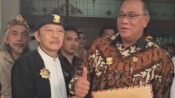 Menteri Lingkungan Hidup Muhammad Jumhur Hidayat (kanan) bersama Wabup Bandung Barat H. Asep Ismail (kiri) usai kesepakatan penanganan eceng gondok di Waduk Saguling. (Dadan Saepudin/Mediaseruni)