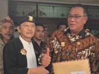 Menteri Lingkungan Hidup Muhammad Jumhur Hidayat (kanan) bersama Wabup Bandung Barat H. Asep Ismail (kiri) usai kesepakatan penanganan eceng gondok di Waduk Saguling. (Dadan Saepudin/Mediaseruni)