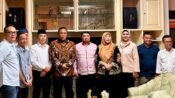 Menteri Lingkungan Hidup Republik Indonesia, Muhammad Jumhur Hidayat (pakai batik) dan Wakil Bupati Bandung Barat (pakai peci) foto bersama usai pertemuan. (Dadan Saepudin/Mediaseruni)