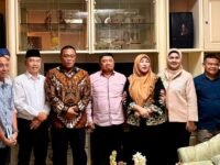 Menteri Lingkungan Hidup Republik Indonesia, Muhammad Jumhur Hidayat (pakai batik) dan Wakil Bupati Bandung Barat (pakai peci) foto bersama usai pertemuan. (Dadan Saepudin/Mediaseruni)