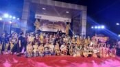 Panitia penyelenggarakan Pasanggiri Jaipongan Singaperbangsa foto bersama peserta. (Damara Ichsan/Mediaseruni)