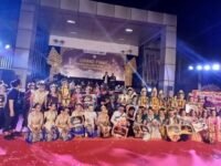 Panitia penyelenggarakan Pasanggiri Jaipongan Singaperbangsa foto bersama peserta. (Damara Ichsan/Mediaseruni)