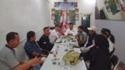 Ketua MIO Karawang Mardiman Ujung (tengah) mendampingi Ketua MIO Jabar (kiri) bersama pengurus inti. Tampak Dewan Pakar Hendra Wijaya (dua kanan) dan Penasihat N. Hartono (tiga kanan). (Iman Suryana/Mediaseruni)