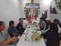 Ketua MIO Karawang Mardiman Ujung (tengah) mendampingi Ketua MIO Jabar (kiri) bersama pengurus inti. Tampak Dewan Pakar Hendra Wijaya (dua kanan) dan Penasihat N. Hartono (tiga kanan). (Iman Suryana/Mediaseruni)