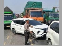 Polisi melakukan pengaturan lalu lintas di lokasi kecelakaan maut tol pantura Indramayu. (Ist)