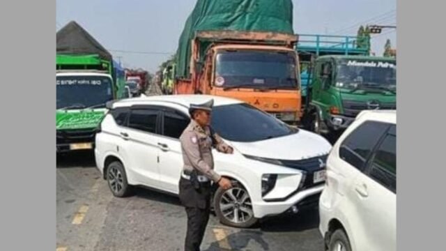 Polisi melakukan pengaturan lalu lintas di lokasi kecelakaan maut tol pantura Indramayu. (Ist)