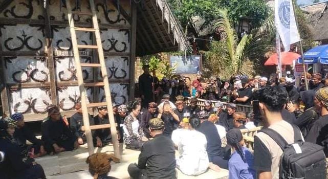 Prosesi tradisi Seren Taun ke-447 di Kampung Adat Kasepuhan Ciptamulya, Desa Sirnaresmi Kecamatan Cisolok Kabupaten Sukabumi. (Nyimas Irma/Mediaseruni)