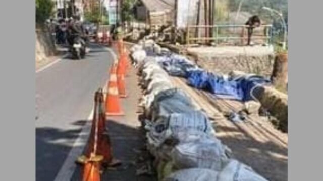 Tebing Jalan Dago di Kota Bandung yang amblas dalam proses perbaikan. (Ist)