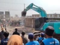 Proses pembongkaran ratusan bangunan liar di sekitar flyover Cikampek. (Ist)