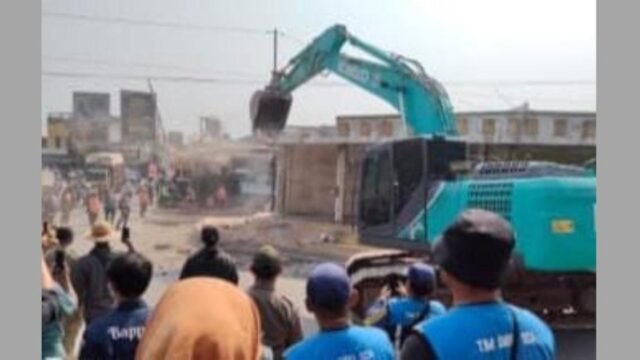 Proses pembongkaran ratusan bangunan liar di sekitar flyover Cikampek. (Ist)