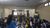 MPLS SMAN 5 Karawang diisi materi edukasi perundungan oleh anggota TNI. (Damara Ichsan/Mediaseruni)