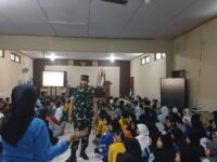 MPLS SMAN 5 Karawang diisi materi edukasi perundungan oleh anggota TNI. (Damara Ichsan/Mediaseruni)