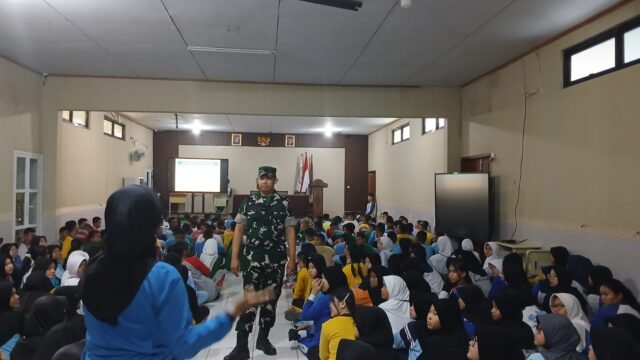 MPLS SMAN 5 Karawang diisi materi edukasi perundungan oleh anggota TNI. (Damara Ichsan/Mediaseruni)