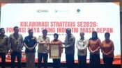Kepala BPS RI Amalia Adininggar Widyasanti bersama Menteri Ketenagakerjaan Yassierli, Dirjen KPAII Kemenperin Tri Supondy, dan Yassirlie saat penandatanganan Komitmen Bersama Sensus Ekonomi 2026 di Kabupaten Bekasi. (Damara Ichsan/Mediaseruni)