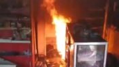Kobaran api yang menghanguskan rumah pemilik warung kelontong di Kampung Bolang Bawah, dekat Stasiun Parungkuda. (Nyimas Irma/Mediaseruni)