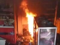 Kobaran api yang menghanguskan rumah pemilik warung kelontong di Kampung Bolang Bawah, dekat Stasiun Parungkuda. (Nyimas Irma/Mediaseruni)