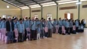 Puluhan jemaah umroh Program Muhibah Ramadan sesaat keberangkatan dari Pondok Pesantren Assalam Putri. (Nyimas Irma/Mediaseruni)