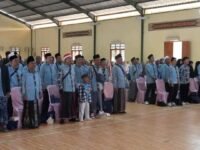 Puluhan jemaah umroh Program Muhibah Ramadan sesaat keberangkatan dari Pondok Pesantren Assalam Putri. (Nyimas Irma/Mediaseruni)