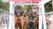 Wakil Bupati Sukabumi H. Andreas bersama Dandim 0607 Letkol Inf Beny Syafri meresmikan Jembatan Garuda. (Nyimas Irma/Mediaseruni)