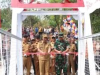 Wakil Bupati Sukabumi H. Andreas bersama Dandim 0607 Letkol Inf Beny Syafri meresmikan Jembatan Garuda. (Nyimas Irma/Mediaseruni)