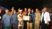 Wakil Bupati H. Andreas menyampaikan bantuan korban kebakaran Kampung Adat Ciptamulya. (Nyimas Irma/Mediaseruni)
