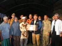 Wakil Bupati H. Andreas menyampaikan bantuan korban kebakaran Kampung Adat Ciptamulya. (Nyimas Irma/Mediaseruni)