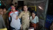Bupati Karawang H. Aep Syaepuloh turun langsung ke lokasi menemui nenek yang rumahnya akan direhabilitasi dengan program rutilahu. (Mediaseruni)