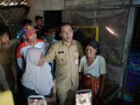 Bupati Karawang H. Aep Syaepuloh turun langsung ke lokasi menemui nenek yang rumahnya akan direhabilitasi dengan program rutilahu. (Mediaseruni)