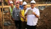 Bupati Asep Japar melakukan peletakan batu pertama pembangunan Kantor Kecamatan Surade. (Nyimas Irma/Mediaseruni)