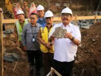 Bupati Asep Japar melakukan peletakan batu pertama pembangunan Kantor Kecamatan Surade. (Nyimas Irma/Mediaseruni)