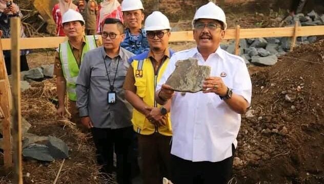Bupati Asep Japar melakukan peletakan batu pertama pembangunan Kantor Kecamatan Surade. (Nyimas Irma/Mediaseruni)