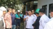 Wakil Menteri Koordinator Bidang Pangan RI, Hanif Faisol Nurofiq menerima penjelasan Wabup Andreas soal pengelolaan sampah di Kabupaten Sukabumi. (Nyimas Irma/Mediaseruni)
