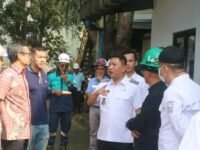 Wakil Menteri Koordinator Bidang Pangan RI, Hanif Faisol Nurofiq menerima penjelasan Wabup Andreas soal pengelolaan sampah di Kabupaten Sukabumi. (Nyimas Irma/Mediaseruni)