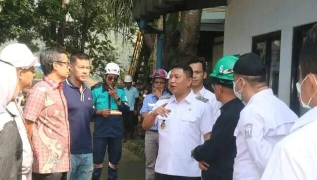 Wakil Menteri Koordinator Bidang Pangan RI, Hanif Faisol Nurofiq menerima penjelasan Wabup Andreas soal pengelolaan sampah di Kabupaten Sukabumi. (Nyimas Irma/Mediaseruni)
