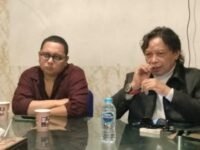 Ketum MIO Indonesia AYS Prayogie (kanan) menyampaikan pernyataan sikap untuk tidak menarik laporan terhadap kasus hukum Hotman Paris Hutapea. (Dok MIO Indonesia)