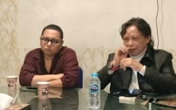 Ketum MIO Indonesia AYS Prayogie (kanan) menyampaikan pernyataan sikap untuk tidak menarik laporan terhadap kasus hukum Hotman Paris Hutapea. (Dok MIO Indonesia)
