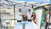 Wakil Bupati H. Maslani (kiri) berinteraksi dengan warga saat kunjungan Gebyar Paten di Kecamatan Jatisari Kabupaten Karawang. (Damara Ichsan/Mediaseruni)