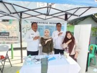 Wakil Bupati H. Maslani (kiri) berinteraksi dengan warga saat kunjungan Gebyar Paten di Kecamatan Jatisari Kabupaten Karawang. (Damara Ichsan/Mediaseruni)