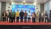 Asep Kurnia (tengah) bersama jajaran staf PUPR Karawang seusai memberi pemaparan dalam Forum Jasa Konstruksi Kabupaten Karawang. (Damara Ichsan/Mediaseruni)