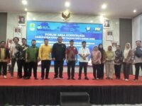Asep Kurnia (tengah) bersama jajaran staf PUPR Karawang seusai memberi pemaparan dalam Forum Jasa Konstruksi Kabupaten Karawang. (Damara Ichsan/Mediaseruni)