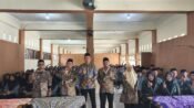 H. Jenal Aripin (tengah berdiri) usai sosialisasi pendidikan demokrasi di Sekolah Nurul Falah Al Huda, Purwasari, Karawang. (Iman Suryana/Mediaseruni)