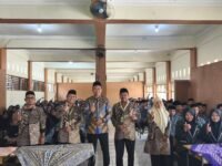 H. Jenal Aripin (tengah berdiri) usai sosialisasi pendidikan demokrasi di Sekolah Nurul Falah Al Huda, Purwasari, Karawang. (Iman Suryana/Mediaseruni)