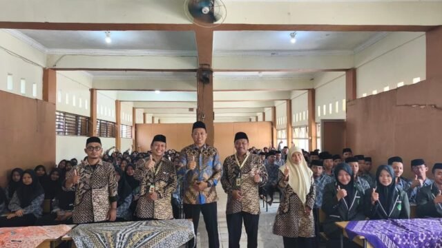 H. Jenal Aripin (tengah berdiri) usai sosialisasi pendidikan demokrasi di Sekolah Nurul Falah Al Huda, Purwasari, Karawang. (Iman Suryana/Mediaseruni)