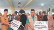 Bupati Lampung Utara H.Hamartoni Ahadis Bersama Baznas Salurkan Bantuan Zakat
