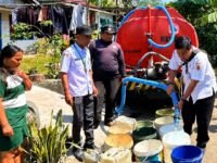 Kekeringan Mulai Meluas, BPBD dan Camat Pulosari Salurkan Air Bersih ke Dusun Batur Cikendung